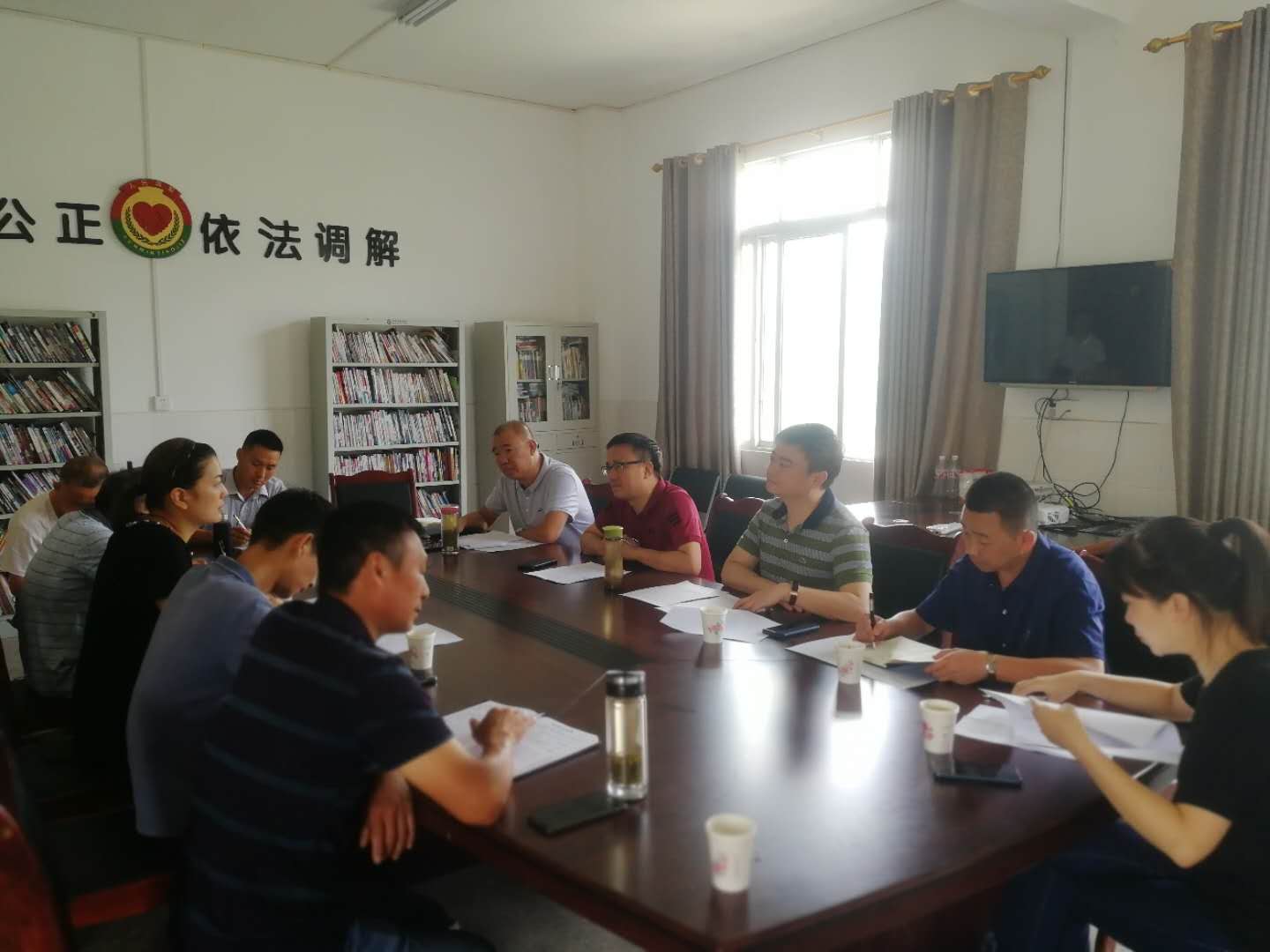 集團(tuán)公司黨委書記、董事長(zhǎng)周燕賓一行到栗子村開展脫貧幫