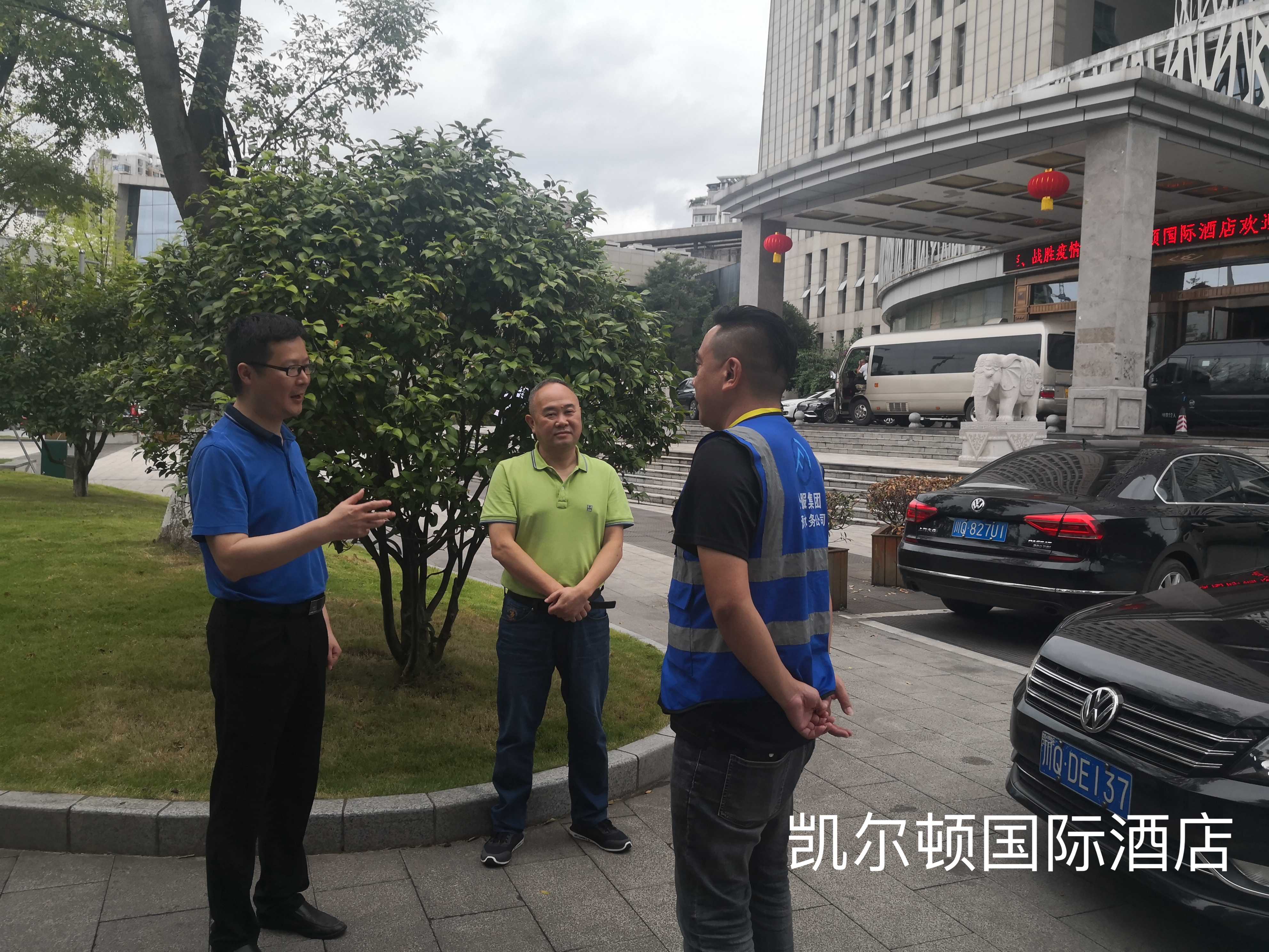 公服集團(tuán)黨委委員、監(jiān)事會(huì)主席周威看望動(dòng)力電池大會(huì)各保障點(diǎn)一線員工